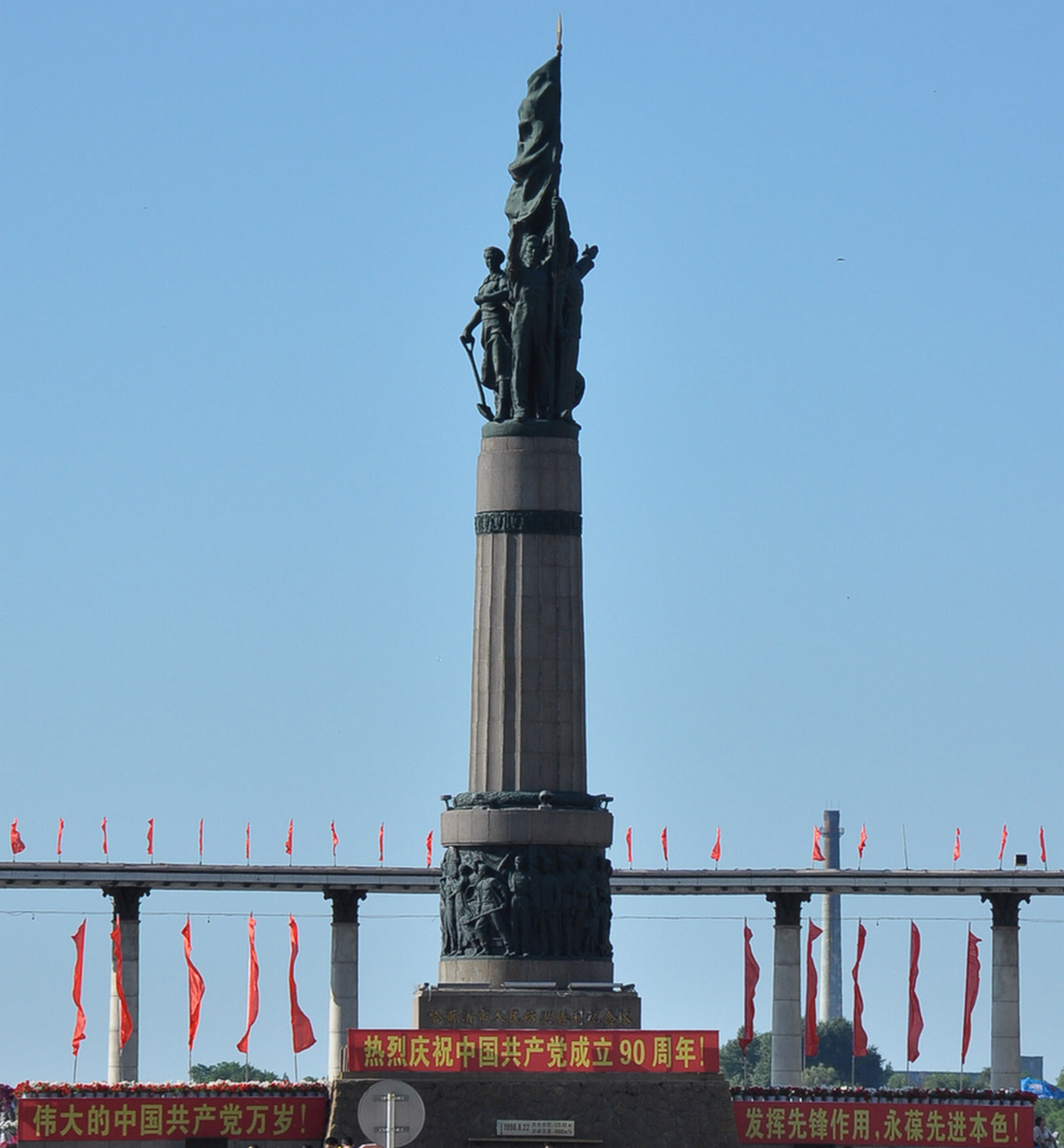 哈尔滨中央大街和松花江畔