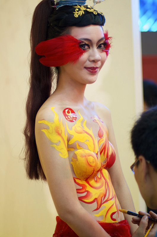 2011深圳珠宝展之一 龙凤珠宝人体彩绘mm 50-14d