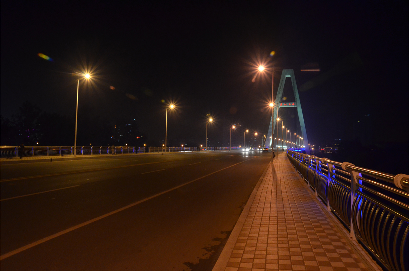 桥上拍的夜景