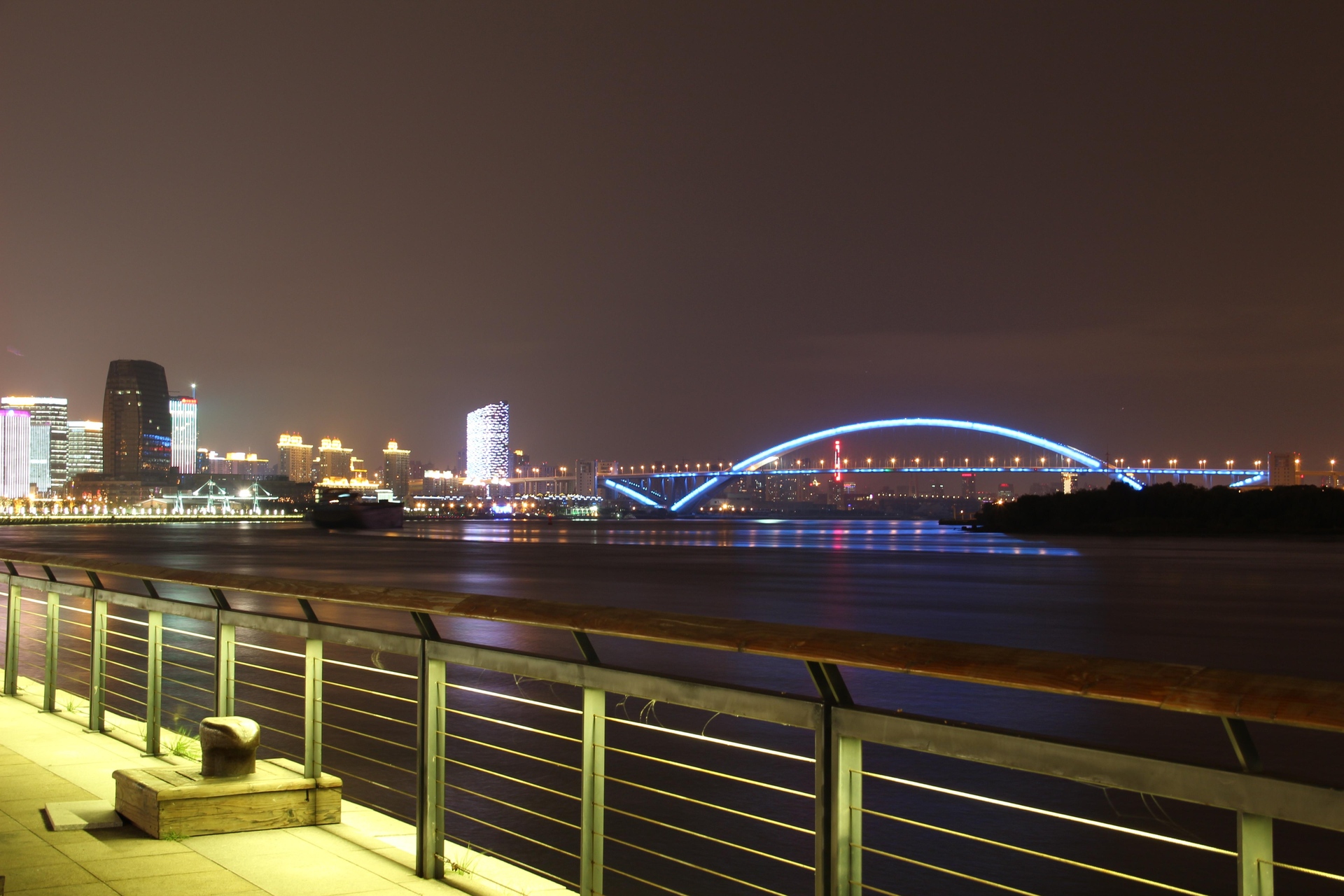 江边真的很冷,奉上几张夜景求拍砖