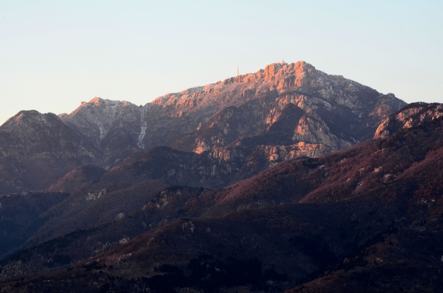 泰山侧面的远景-登上楼顶吹寒风