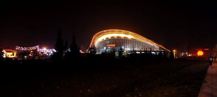 聊城体育馆夜景