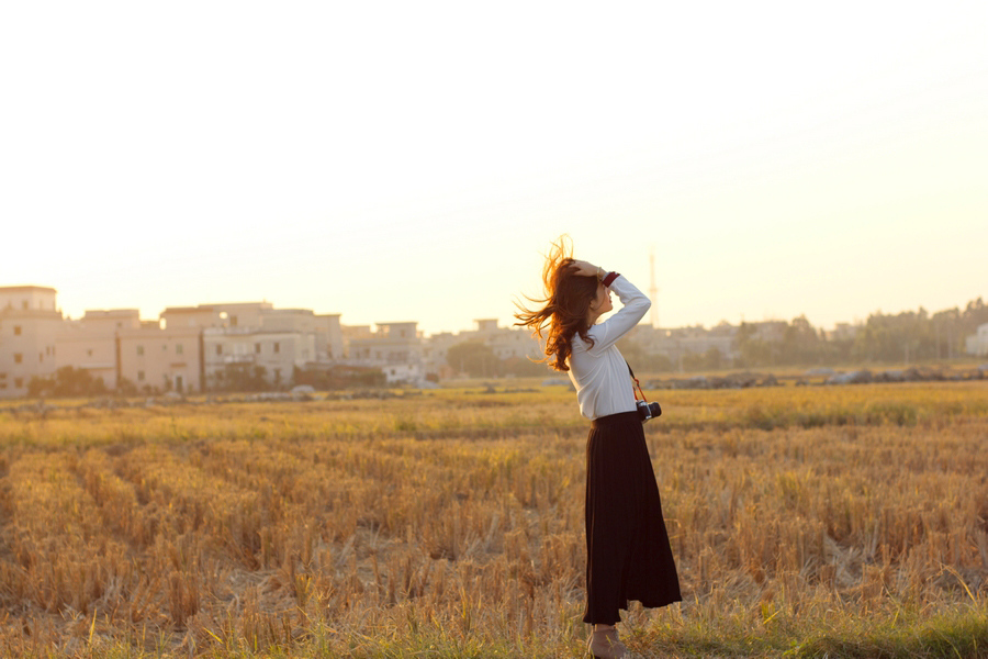 人像作品《夕阳田野》