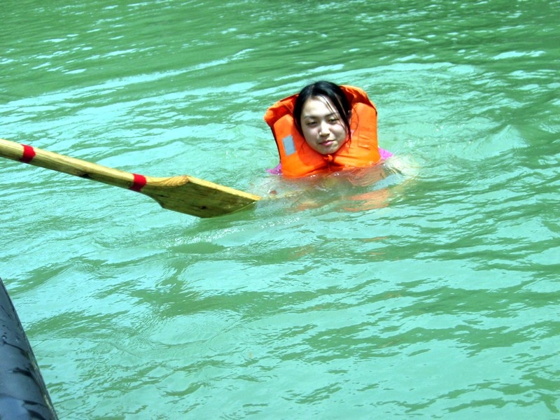 抢救落水美女