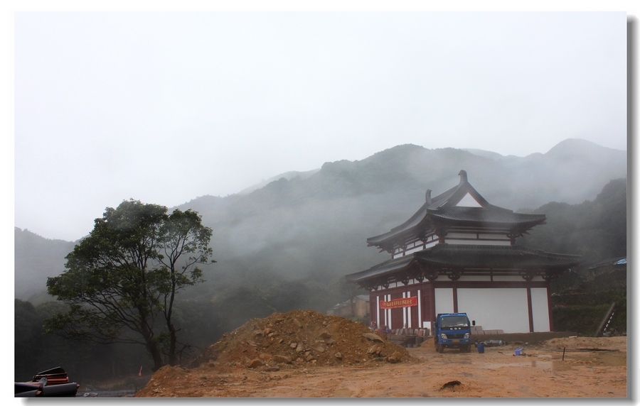 是我们海丰莲花山,海拔1330米莲花主峰,新建设的,新《莲花寺》飞瓦