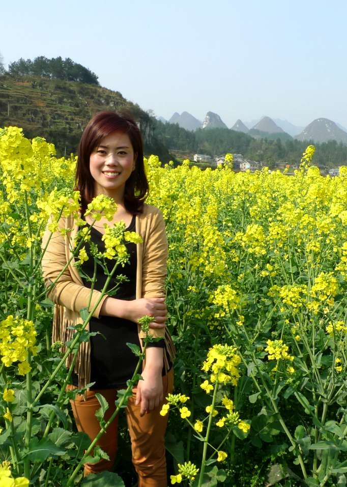 油菜花开的季节,鲜花美女齐争艳.