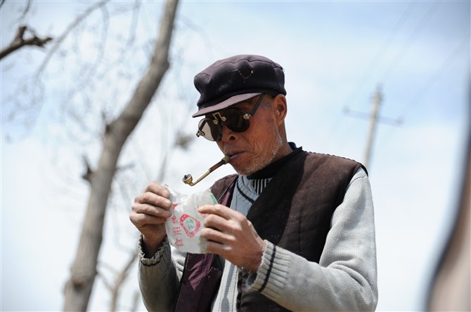 学校门口的抽烟老头.请各位前辈点评