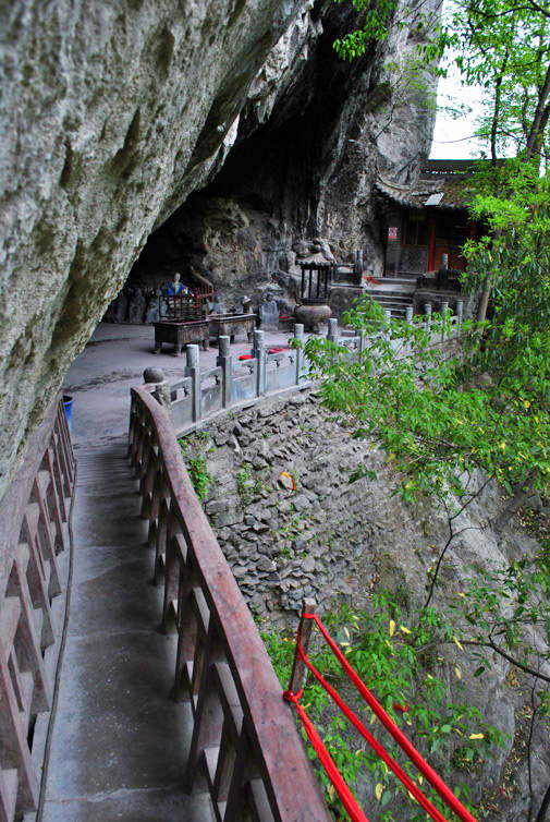 建于唐开元年--略阳灵岩寺