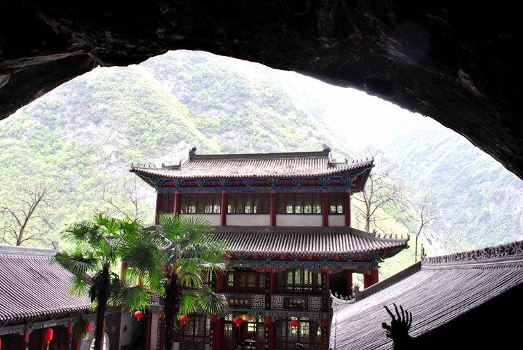 建于唐开元年--略阳灵岩寺