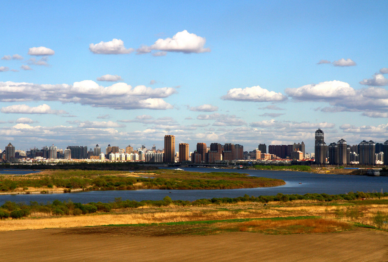 松花江湿地与哈尔滨城市风光