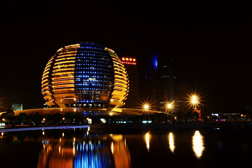杭州城市阳台夜景(日月同辉)