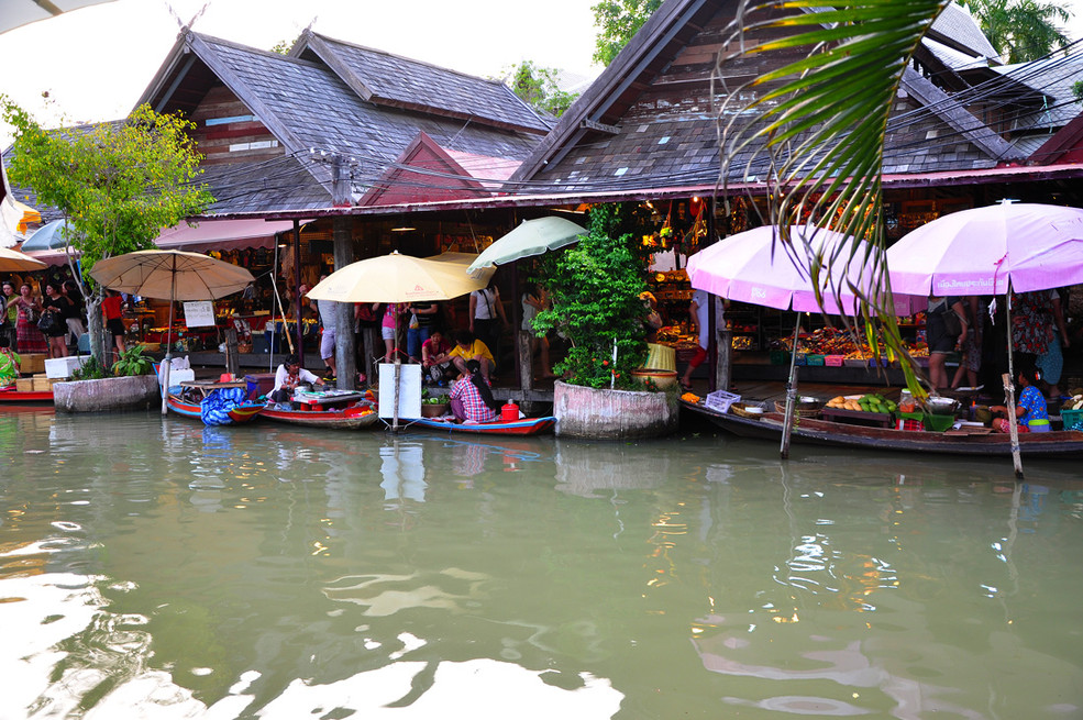 独特的泰国水上餐厅和购物广场