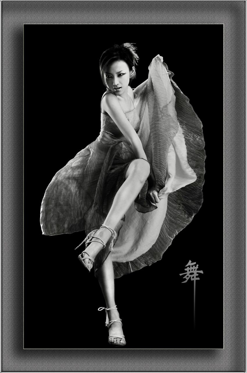 我给女儿摆拍的艺术照 (调成黑白片,后期ps制作)
