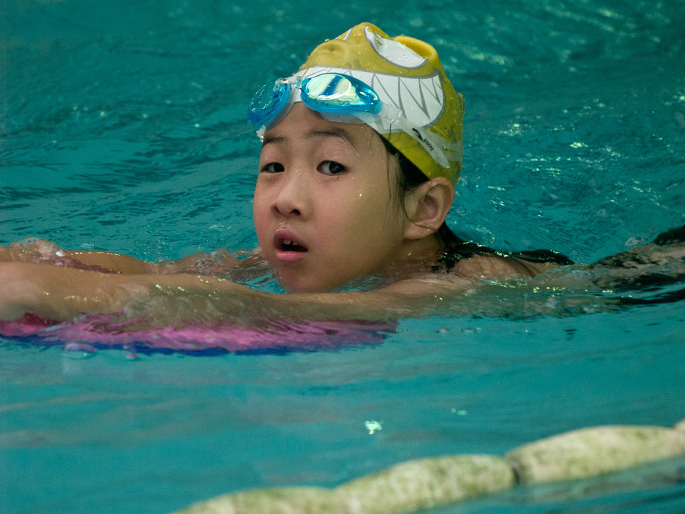 未来的游泳健将-广州静慧体校儿童游泳训练抓