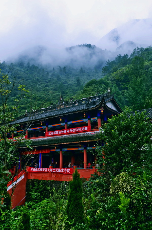 小雨天的极乐寺