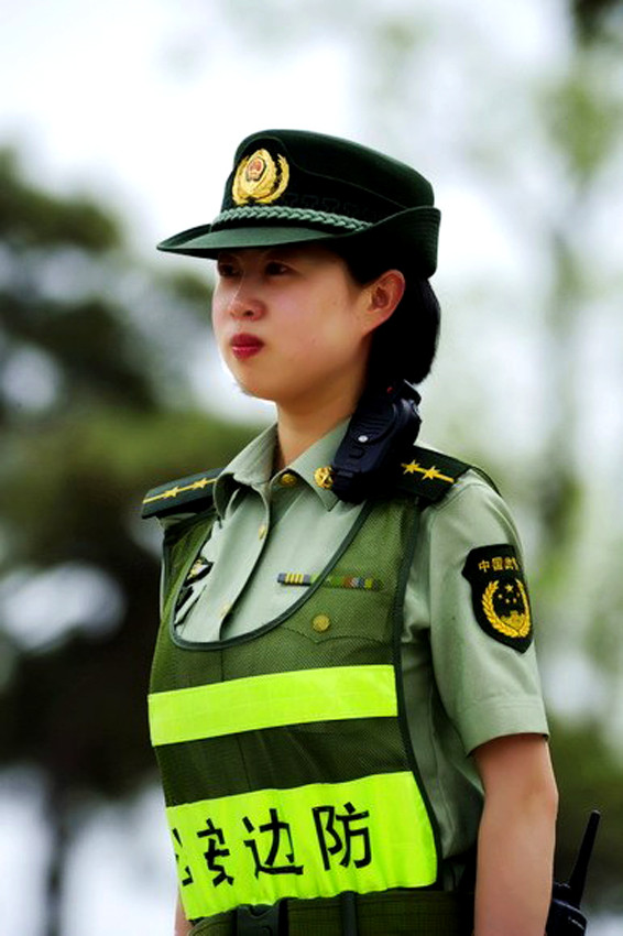 英姿飒爽女武警