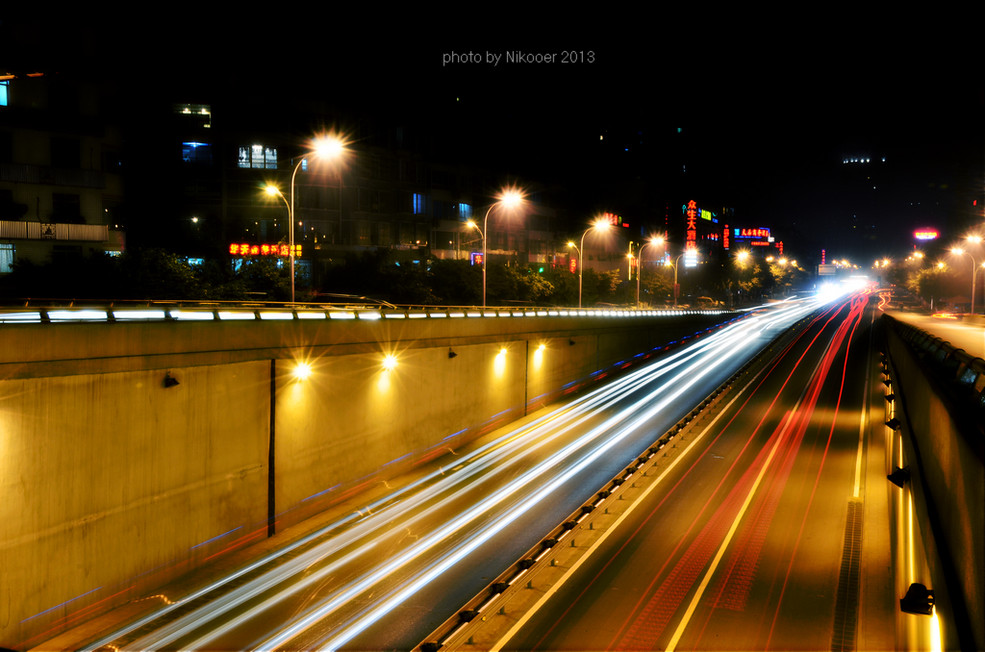 夜晚霓虹灯下车来车往。_尼康D7000论坛