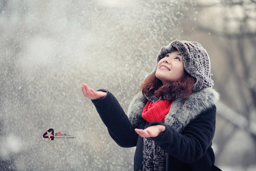  塞北的雪>---天冷好大雪---雪花中的女生.