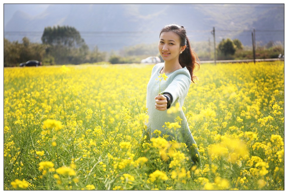 油菜花地里的美女