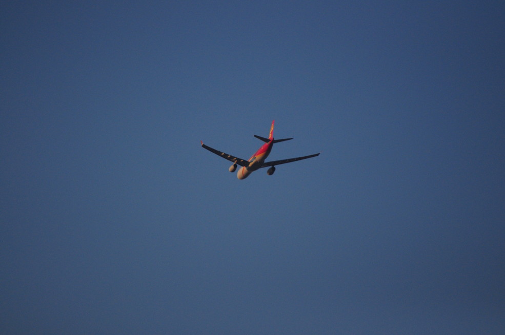 A005 楼下拍摄 飞机+月亮 欢迎拍砖_尼康D90