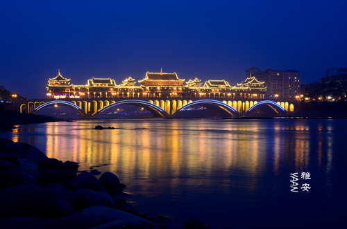 等待夜幕的降临---雅安廊桥夜景