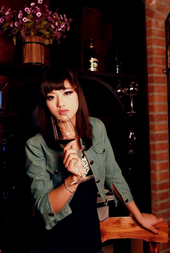 抽烟的女人与喝酒的女人谁吸引人