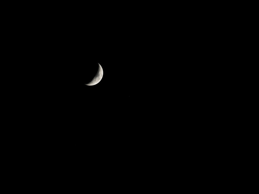 弯弯的月亮(用尼康28--300mm镜头)