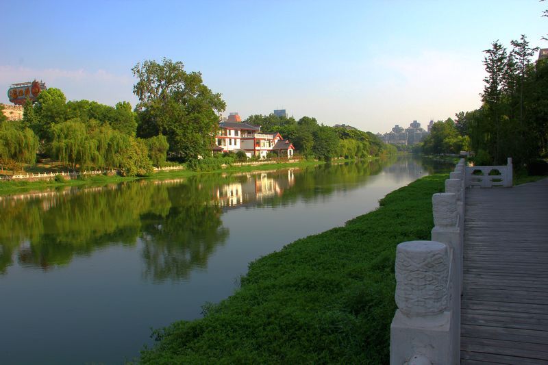 河岸边静景