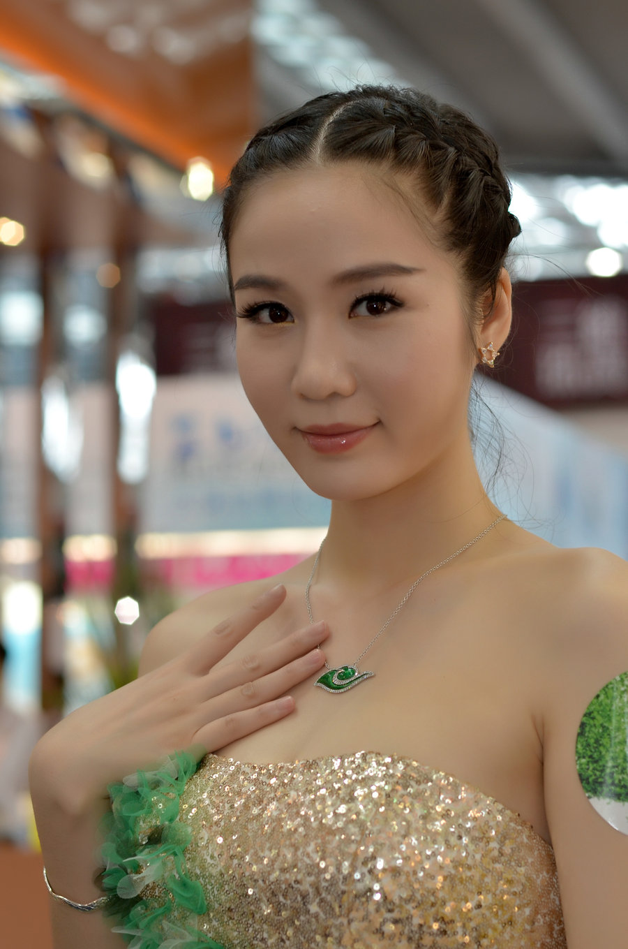 深圳展中心-美女展上的珠宝模.(共p)卖美女化肥图片