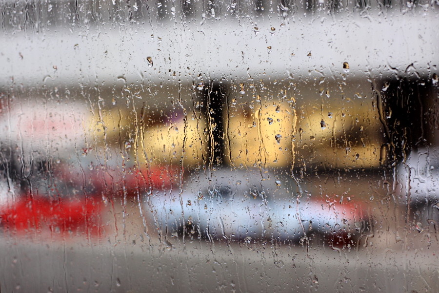 隔窗观雨