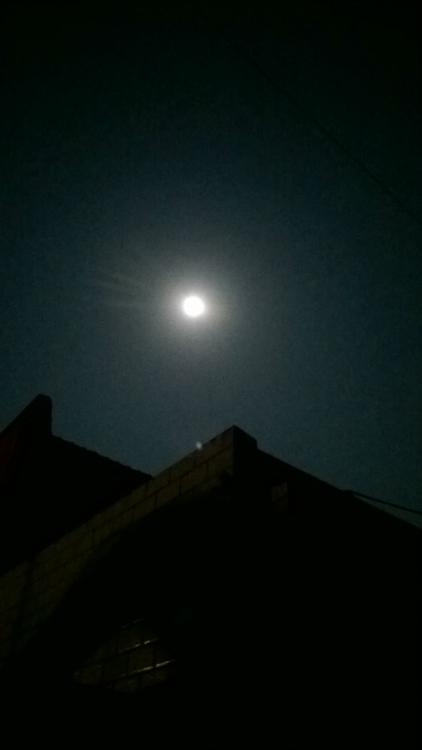 拍月亮的时候,发现有一个亮点随着手机移动而移动,而且在拍摄