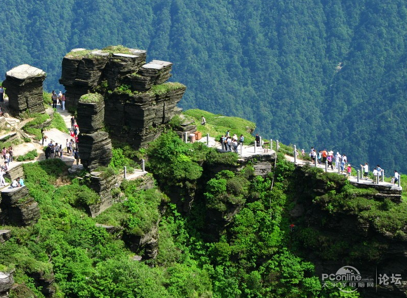 属于一座连绵的山脉,也就是国内著名的旅游风景文化景区:武陵山脉!