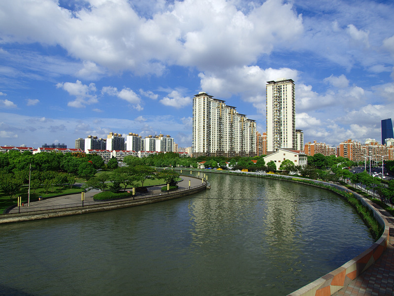 【水清岸绿天蓝的上海苏州河摄影图片】纪实摄