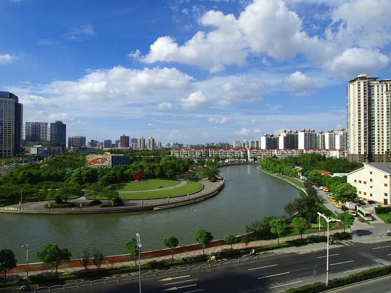 【水清岸绿天蓝的上海苏州河摄影图片】纪实摄