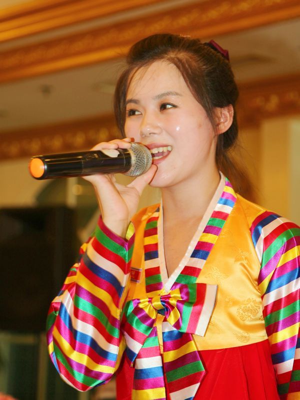 【朝鲜人民民主主义共和国姑娘歌舞表演摄影图