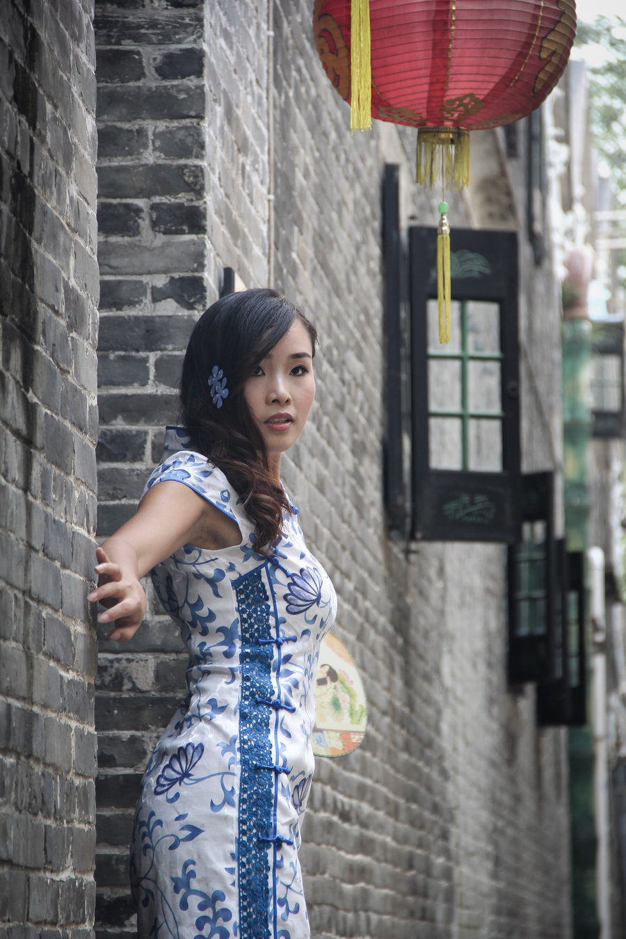 【都市古村落旗袍外拍作业摄影图片】人像摄影