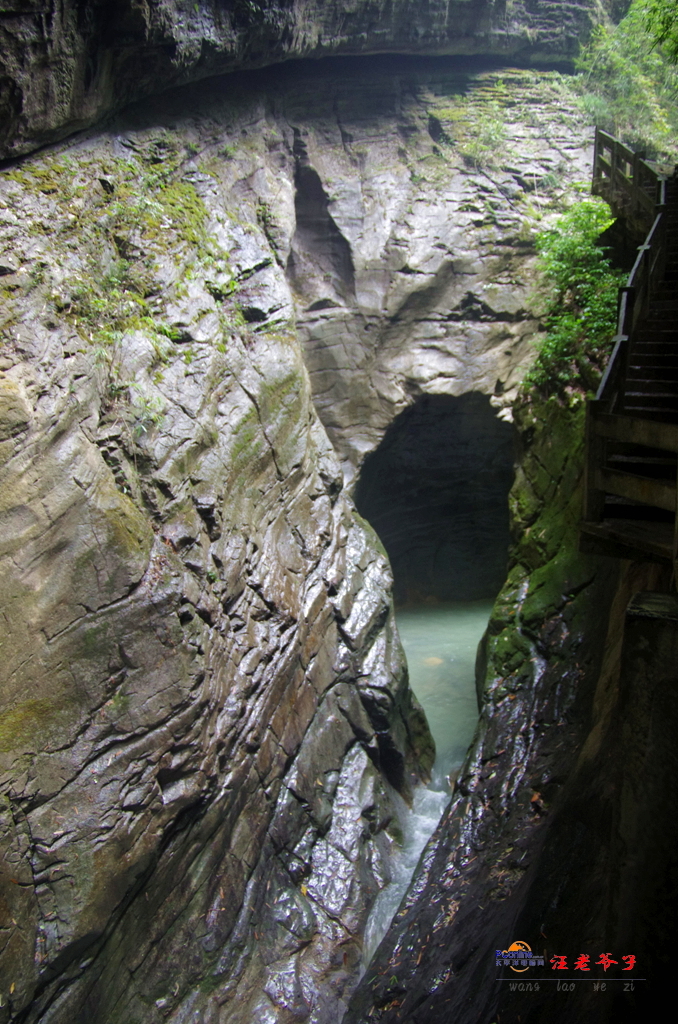 重庆武隆龙水峡地缝式峡谷风光