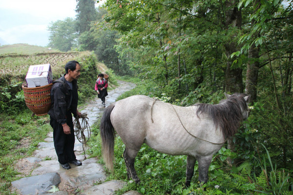 【淋雨一直走,走遍千里摄影图片】国内摄影