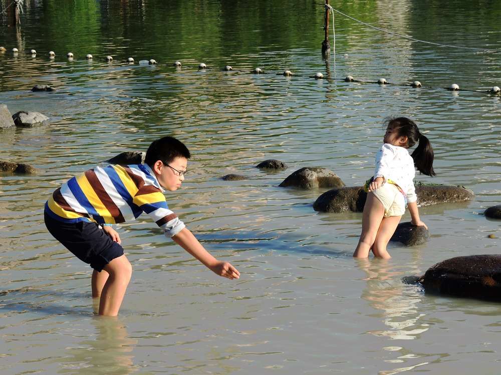 湖边戏水的孩子们