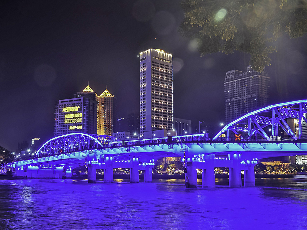 赤橙青蓝黄紫红 七色彩虹架南北 (海珠桥夜景)_广州摄