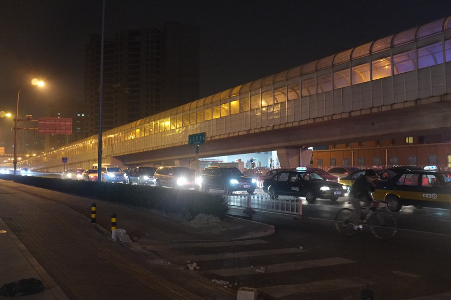 夜晚的路人