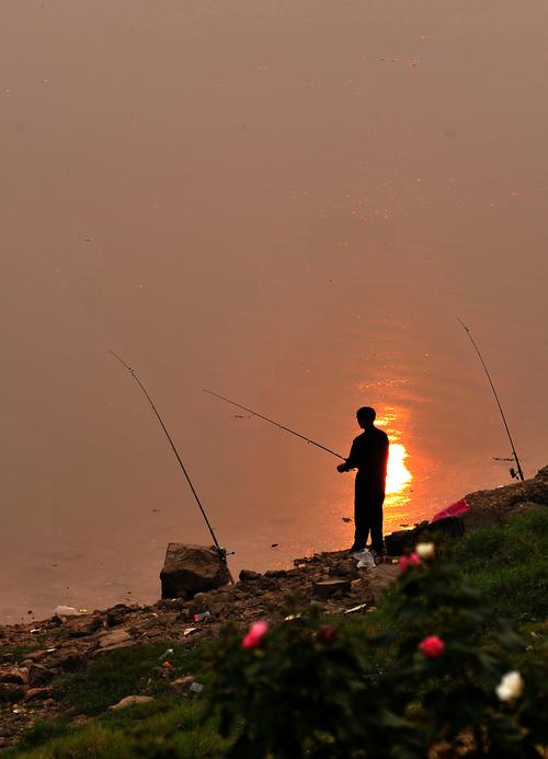 浏阳河畔钓鱼人
