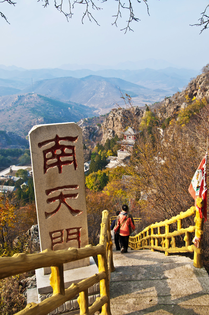 凉水井子灵山寺——小心台阶,注意女人