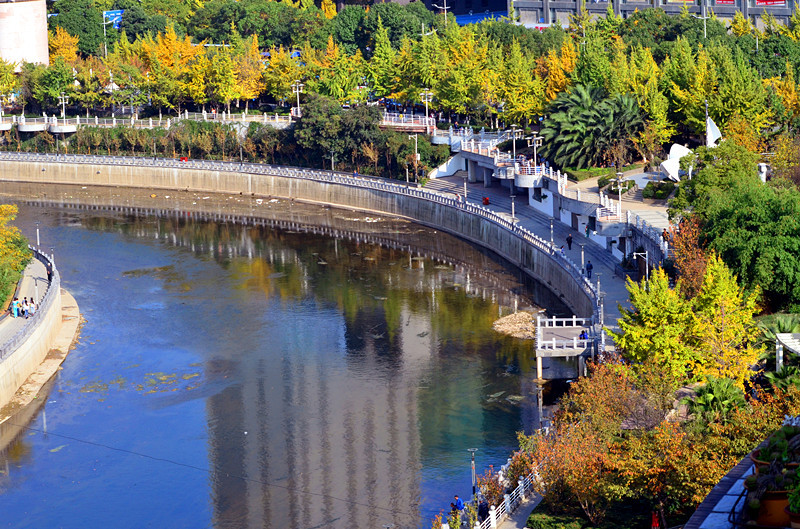 河滨小景.