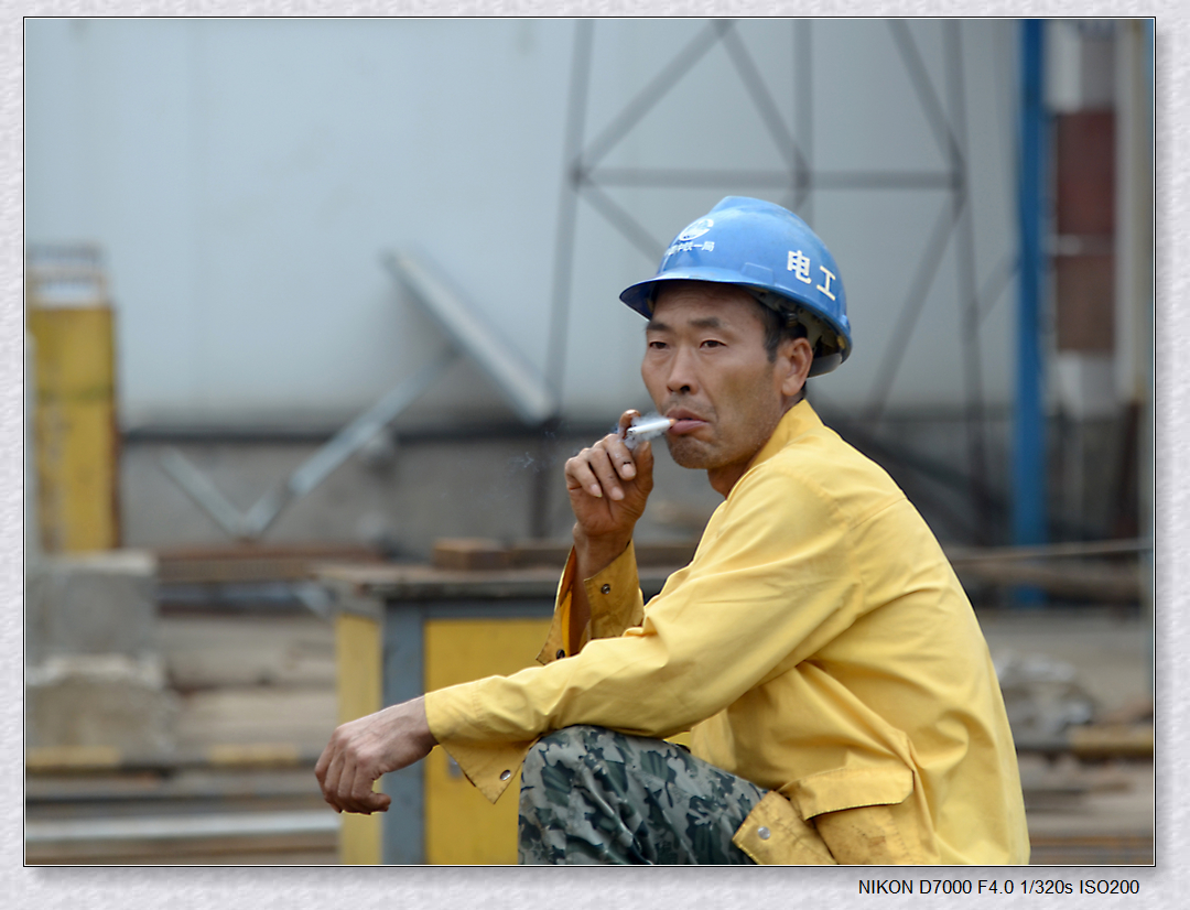 工地上的农民工兄弟姐妹们