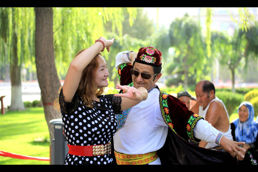 【胡杨之情--新疆库尔勒市人民广场民族午风情