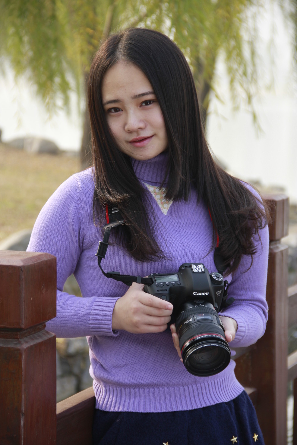 拿单反的女孩