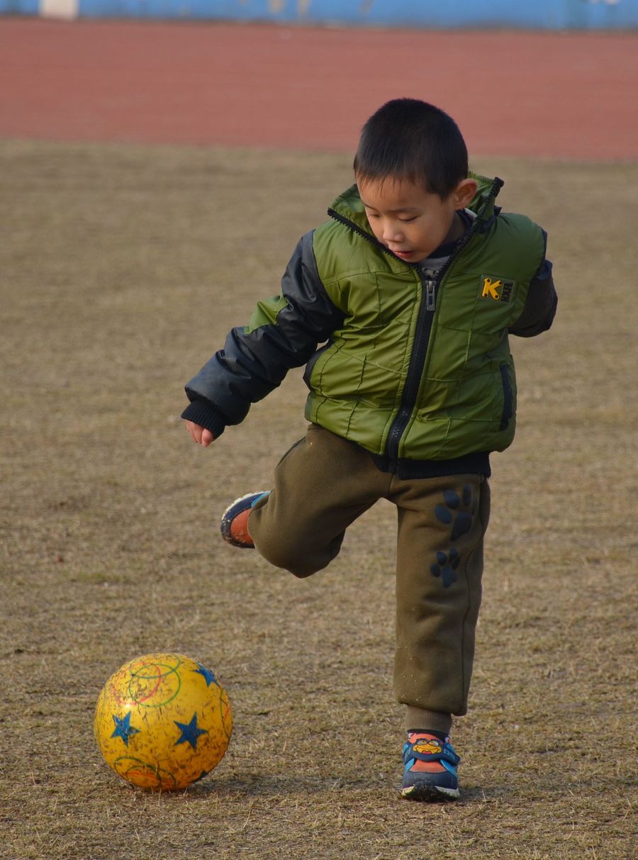 【新入D7000之儿子学踢球摄影图片】人像摄影