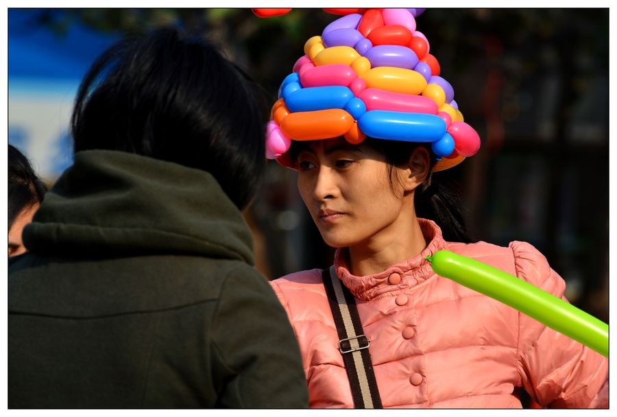 【街拍:贩工艺气球的女人摄影图片】生活摄影