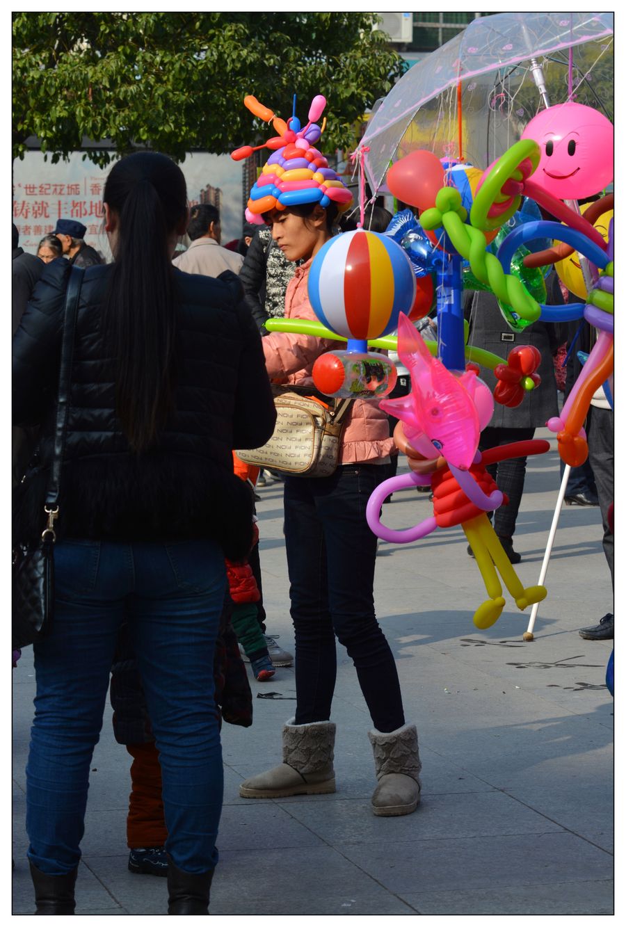 街拍:贩工艺气球的女人